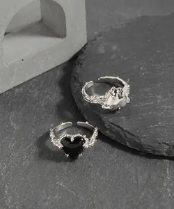 Détail des bagues cœur en argent S925 avec texture lave et incrustation noire
