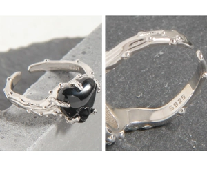 Détail du poinçon S925 sur une bague gothique en argent avec épines et cœur noir poli