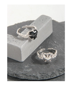 Détail de bagues cœur en argent S925 avec texture épine gothique et incrustation agate noire