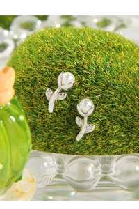 Détail de boucles d'oreilles tulipes en argent S925 avec perle sur mousse verte
