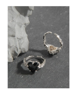 Vue détaillée de la bague en argent S925 avec pierre noire en cœur et texture épine