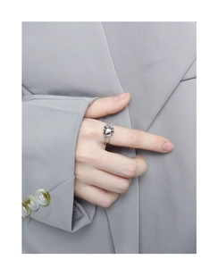 Détail d'une bague coeur en argent S925 texturée portée sur l'index d'un mannequin