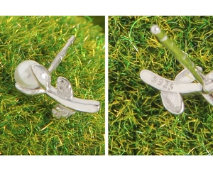Détail de la boucle d'oreille tulipe en argent S925 montrant la texture fine et la perle