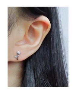 Détail des boucles d'oreilles tulipes en argent S925 avec perle sur le mannequin