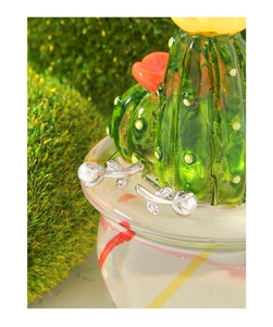 Macro de boucles d'oreilles tulipes en argent avec perles blanches sur verre