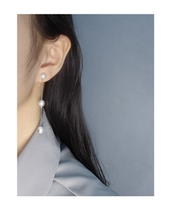 Boucles d'oreilles pendantes avec trois perles blanches sur chaîne en argent fin
