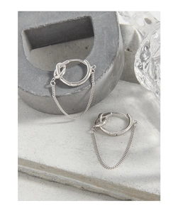 Détail de boucles d'oreilles en argent S925 à maillons souples et design industriel