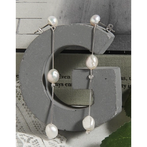 Boucles d'oreilles en perles baroques naturelles avec chaîne en argent au style élégant