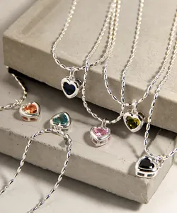 Vue détaillée des pendentifs cœur en zircon coloré sur chaînes en argent 925 massif