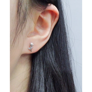 Boucles d'oreilles tulipes en argent S925 avec perles et design floral sur l'oreille