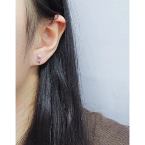 Boucles d'oreilles tulipes minimalistes en argent S925 portées par un mannequin femme