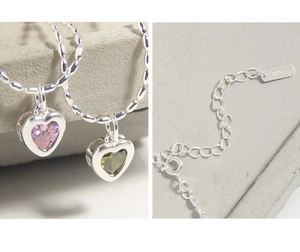 Détails macro d'un collier en argent S925 avec pendentif cœur et fermoir