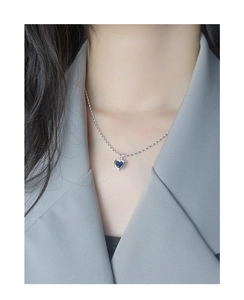Détail du collier cœur en argent avec pendentif zircon bleu porté par un mannequin