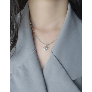 Collier en argent S925 avec pendentif cœur ambre jaune facetté sur une chaîne à billes