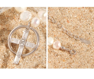 Détail du poinçon S925 sur fermoir en argent avec perles et pendentif croix zircon