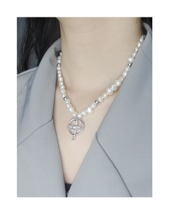 Détail du pendentif croix en argent S925 sur collier de perles et zircons brillants