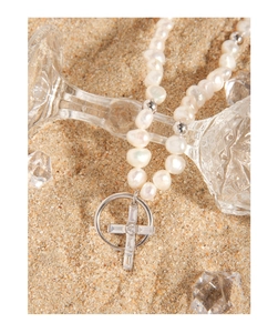Détail d'un collier croix en argent S925 avec zircon et perles de baroque naturelles
