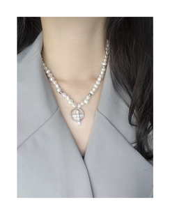 Détail du collier en argent S925 avec perles blanches et pendentif croix en zircone
