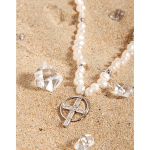 Collier en perles naturelles argent S925 avec pendentif croix en zircon sur fond sable