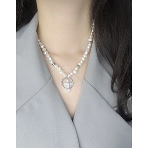 Collier de perles naturelles en argent S925 avec pendentif croix en zircon sur mannequin