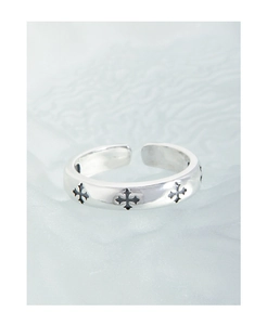 Macro shot of S925 sterling silver ring featuring engraved retro cross patterns