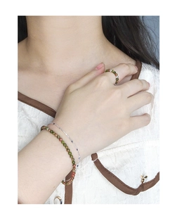 Détail de bracelets et bague en argent S925 avec des perles naturelles d'agate mousse