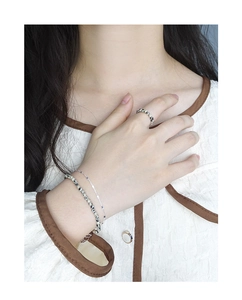 Détail du bracelet double couche en argent S925 avec perles en pierre tachetées noires
