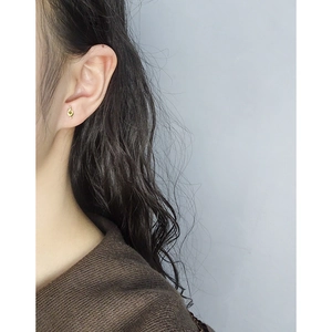 Minimalist S925 sterling silver gold-plated knot ear studs worn on earlobe for women