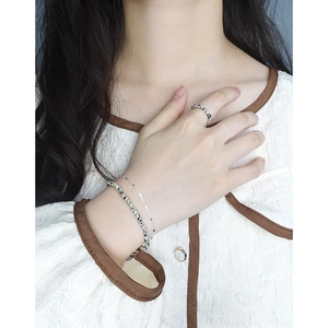 Ensemble de bijoux élégants avec argent S925 et perles de jade portés par un modèle