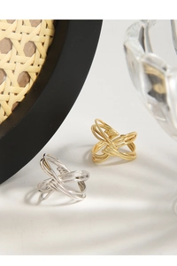 Dettaglio di anelli in argento S925 oro e argento con trama a corda intrecciata