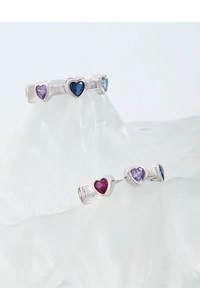 Détail de bague en argent S925 avec des pierres de zircon colorées en forme de cœur