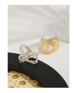 Dettaglio macro di anelli a nodo in argento S925 con finiture lucide oro e argento