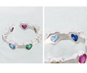 Détail du poinçon argent S925 et des zircons colorés en forme de cœur sur la bague