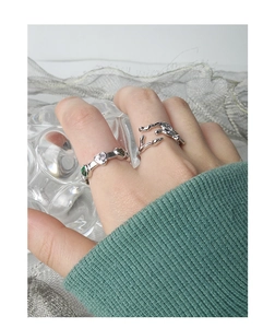 Gros plan de bagues empilées en argent S925 avec zircon cœur et design de branche