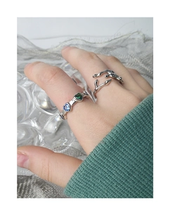 Gros plan sur une bague en argent S925 avec zircon bleu en cœur et texture lave organique