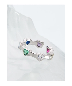 Détail d'une bague réglable en argent S925 avec des zircons colorés en forme de cœur