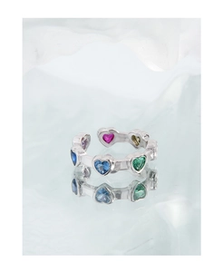 Détail de la bague en argent S925 avec zircons multicolores taillés en forme de cœur