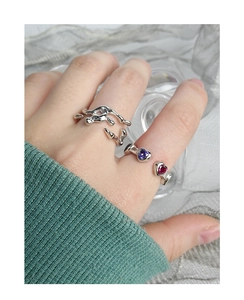Gros plan sur une bague argent S925 style métal liquide et une bague cœur en zircon