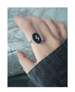 Macro detail of tulip relief on black agate stone with S925 silver vintage band