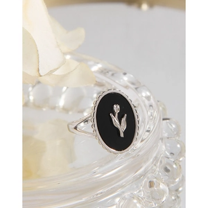 Minimalist S925 silver ring featuring a black agate tulip design on a glass edge