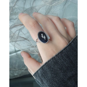 Minimalist S925 sterling silver ring with tulip engraved black onyx on a metal grid