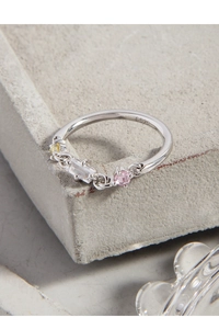 Nahaufnahme von S925 Sterlingsilber-Kettenring mit farbigen Zirkonia-Steinen