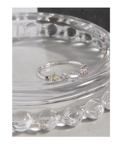 Nahaufnahme von S925 Sterling Silber Kettenring mit bunten Zirkonia Steinbesatz
