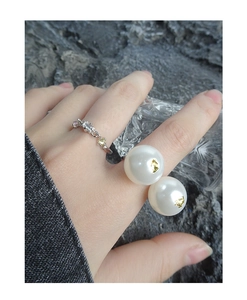 Details des S925 Silber Doppelrings mit bunten Zirkonia und großen goldfolierten Perlen