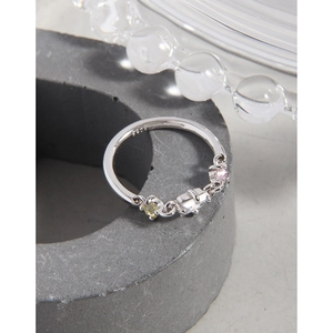 S925 Sterling Silber Kette Ring mit Zirkonia und Anhänger auf grauem Ständer