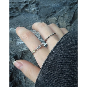 S925 Sterling Silber Kettenring-Set mit gelben Zirkonia-Steinen an der Frauenhand