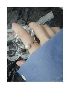 Detail of S925 sterling silver gold ring featuring a white pearl and crinkle texture