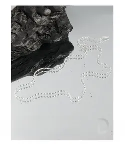 Détail d'une chaîne en argent sterling S925 avec extension et poinçon de qualité