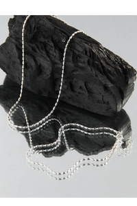 Détail du collier à billes en argent sterling S925 avec fermoir mousqueton et extension