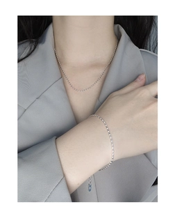 Détail d'un ensemble collier et bracelet en argent S925 avec perles olives